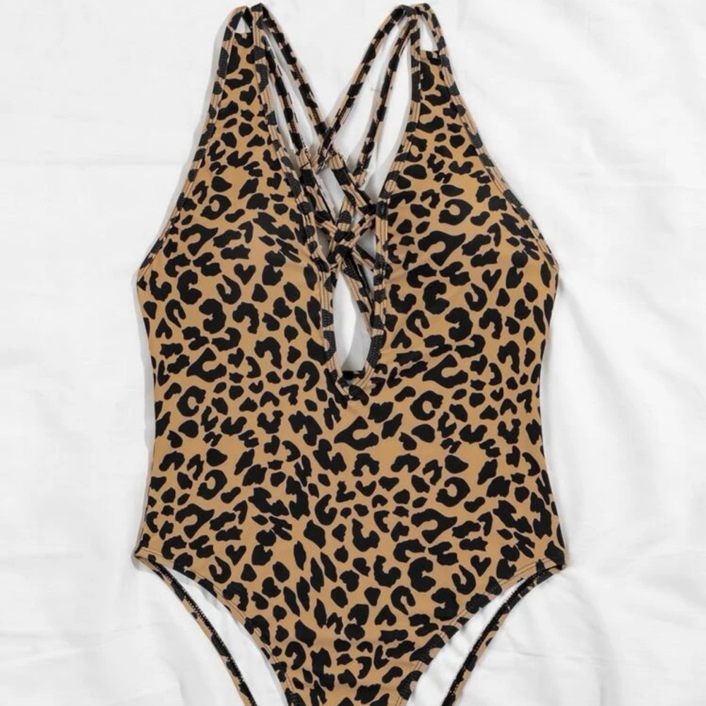 Sexy one piece women’s bathing suit with amazing crisscross strap detail 🤩